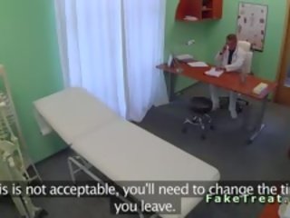 Tërheqës i durueshëm fucked në pritje dhomë në falso spital