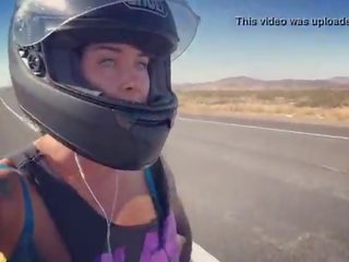 Felicity feline motorcycle stunner chevauchée aprilia en soutif