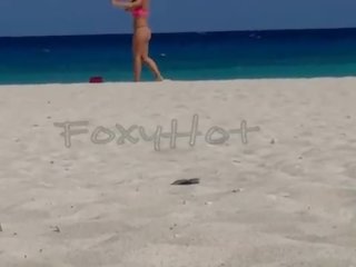 Mostrando el culo ro tanga por la playa y calentando o hombres&comma; solo dos se animaron o tocarme&comma; video completo ro xvideos roșu