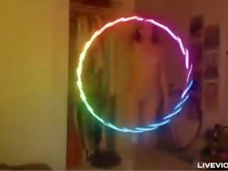 书呆子 红发 diva lana twirls 一 luminous hula-hoop 和 乱搞 她的 的阴户