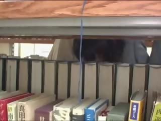 Mladý školačka tápal v knihovna