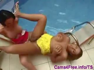 2 magnificent tgirls sikiş each other poolside