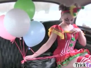 Gal v klaun kostým v prdeli podle the řidič pro volný fare