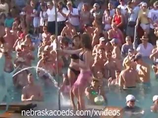 First-rate lichaam wedstrijd bij zwembad partij sleutel westen