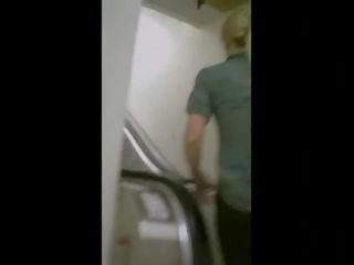 شهواني الحمار في ل escalator في اليوغا بنطال