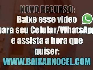 Casada se masturba không banheiro enquanto o marido dorme