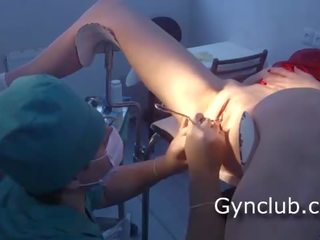 A tütar sisse a punane kleit juures a gynecologist