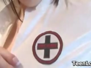 Unge sykepleier videoer av henne stor bryster