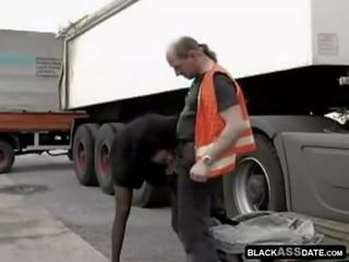 Negra guarra cabalgando en grown-up truck conductor fuera